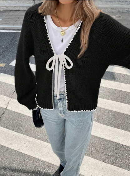 Birthe | Cropped Cardigan Sort Strik med Sløjfe og Kontrastkant til Kvinder