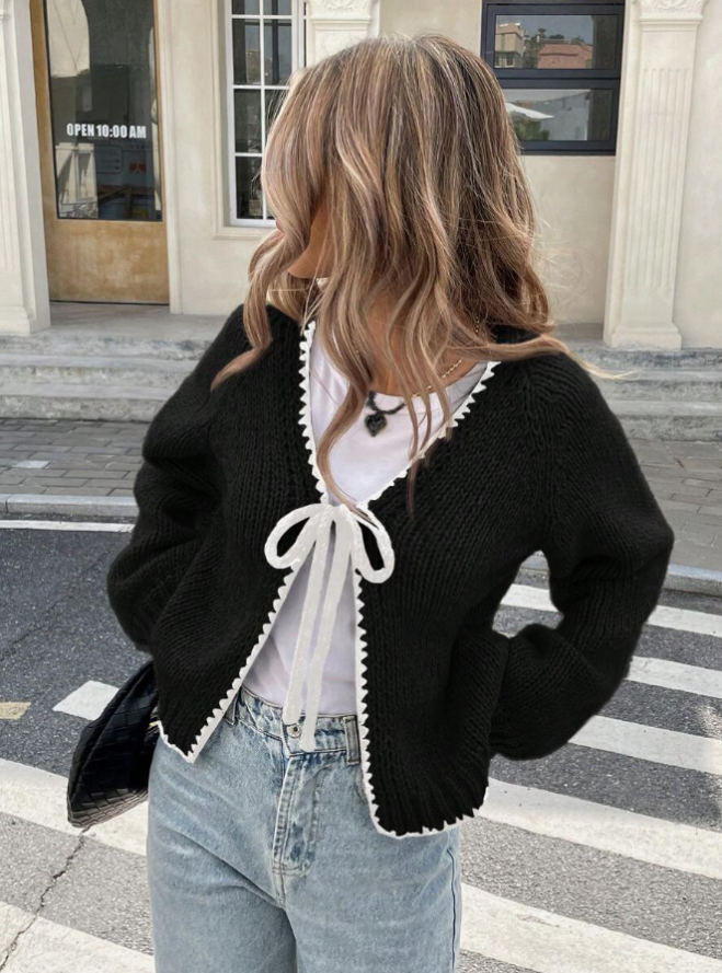Birthe | Cropped Cardigan Sort Strik med Sløjfe og Kontrastkant til Kvinder