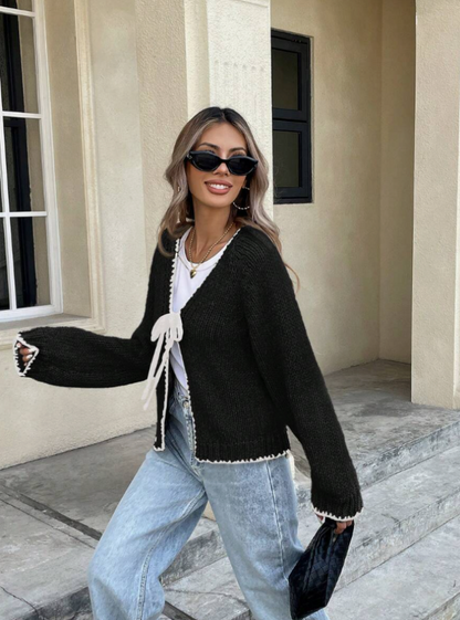 Birthe | Cropped Cardigan Sort Strik med Sløjfe og Kontrastkant til Kvinder