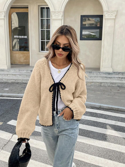 Birthe | Cropped Cardigan Sort Strik med Sløjfe og Kontrastkant til Kvinder