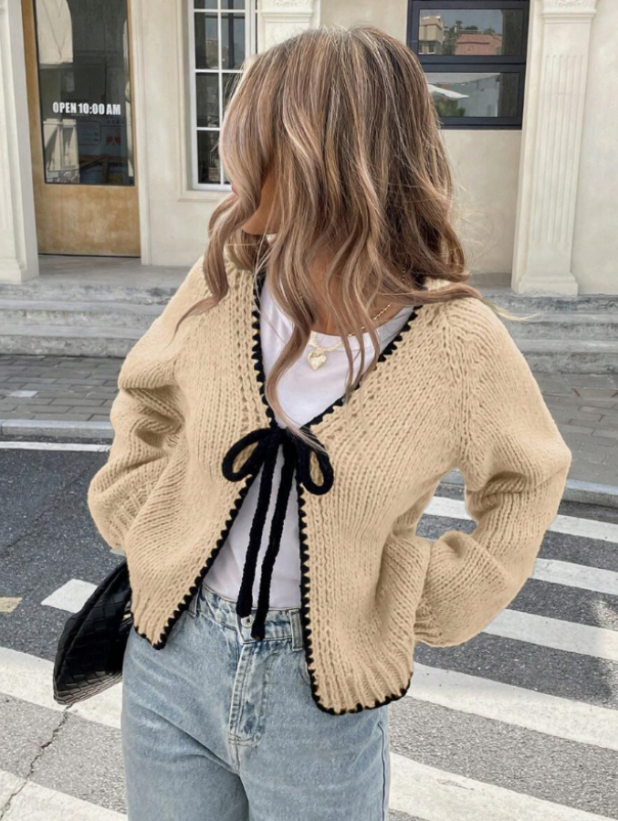 Birthe | Cropped Cardigan Sort Strik med Sløjfe og Kontrastkant til Kvinder