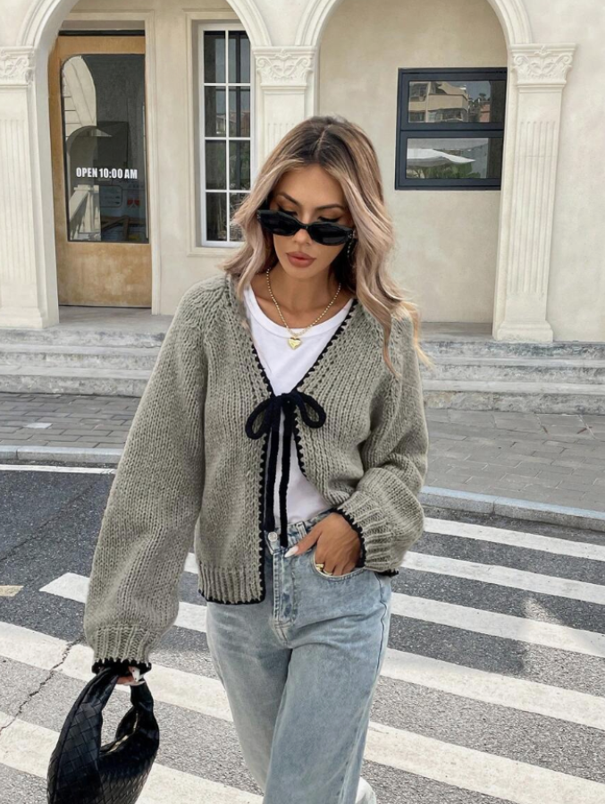 Birthe | Cropped Cardigan Sort Strik med Sløjfe og Kontrastkant til Kvinder
