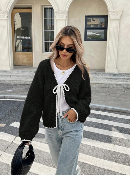 Birthe | Cropped Cardigan Sort Strik med Sløjfe og Kontrastkant til Kvinder