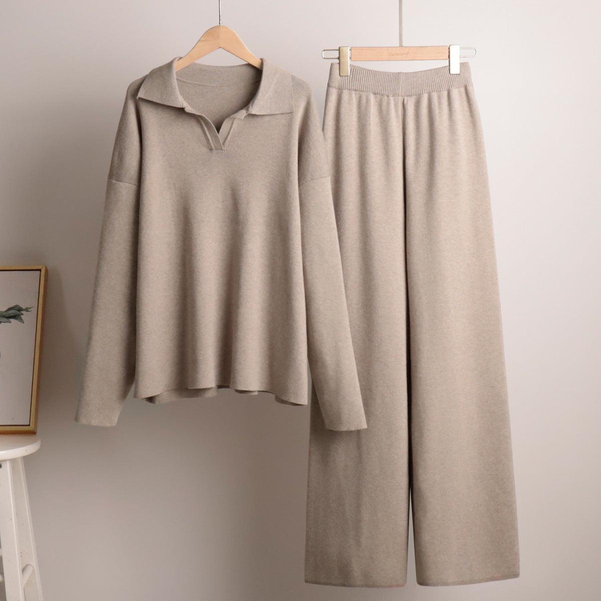 Evelina | Koordineret Sæt Beige Strikket Oversized Polobluse og Vide Bukser til Kvinder