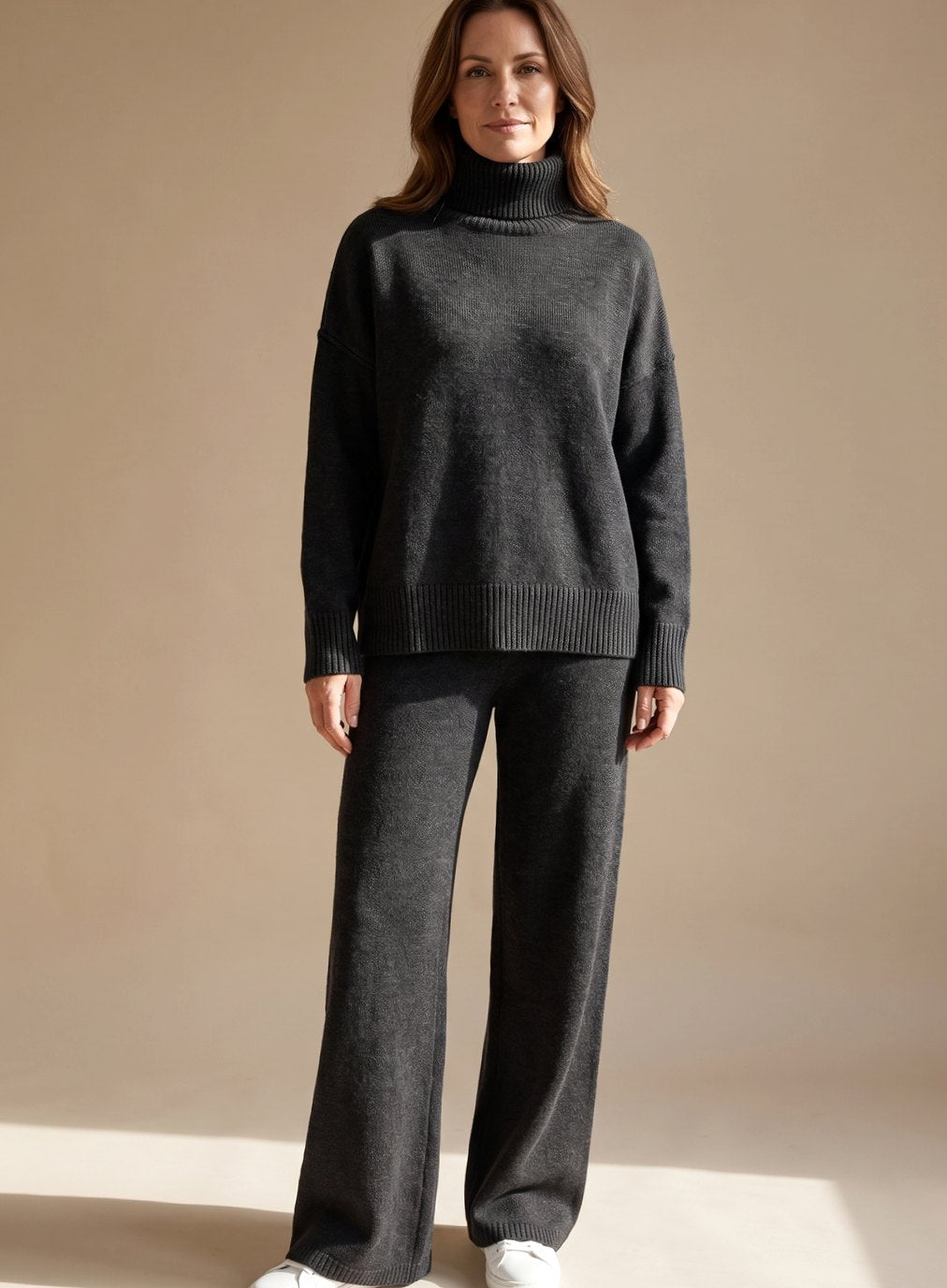 Dagmar | Strikset Sandbrun Rullekrave Oversize til Kvinder