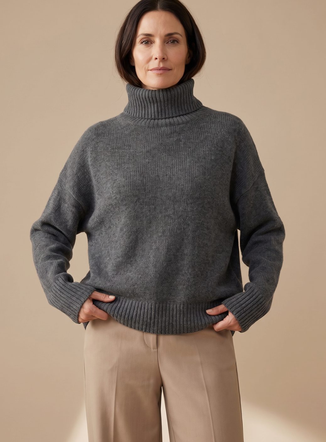 Dagmar | Strikset Sandbrun Rullekrave Oversize til Kvinder