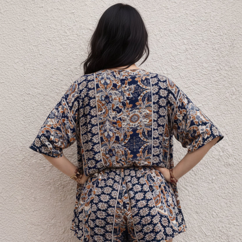 Serilda | Koordineret Sæt Marineblå Blomsterprint Kimono og Shorts til Kvinder