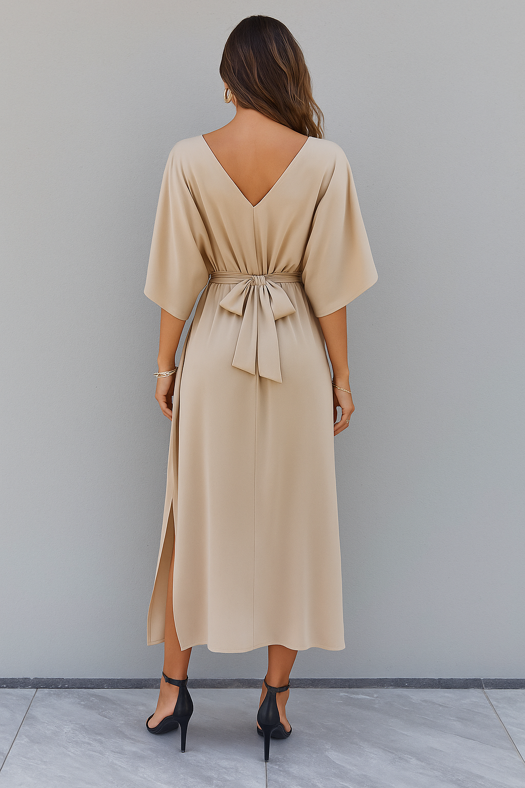 Vesna | Maxi Kjole Beige Satin V-Hals Bindebånd til Kvinder