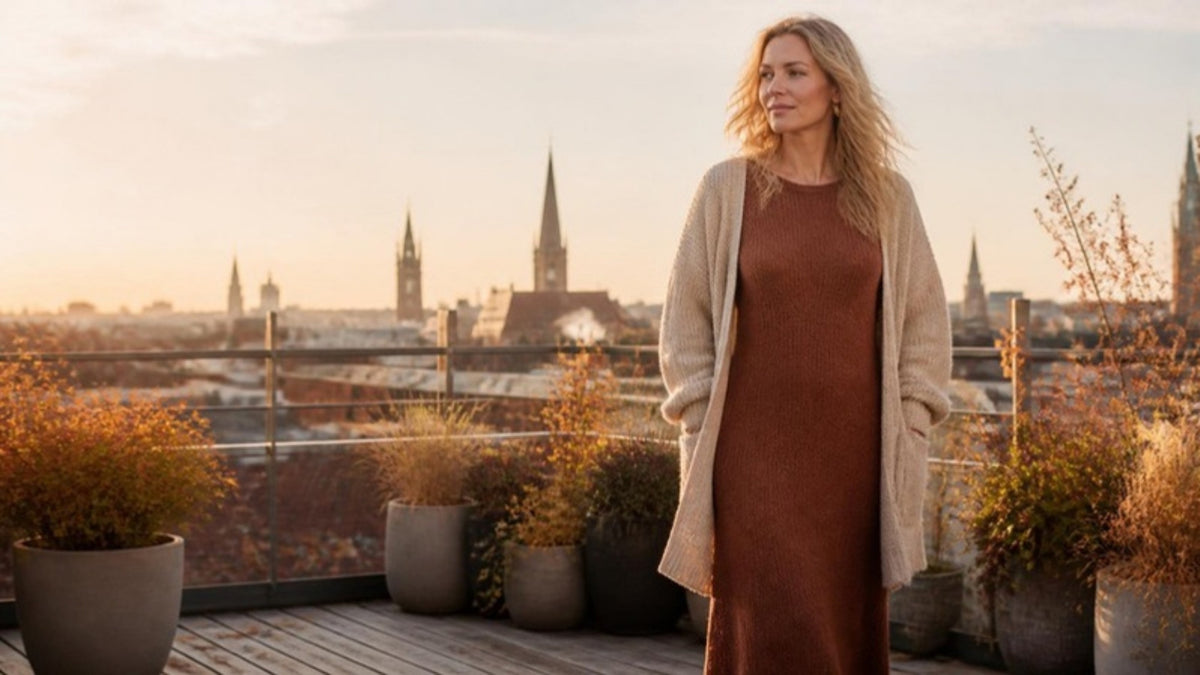 Kvinde i rustbrun strikkjole på en tagterrasse i København om efteråret