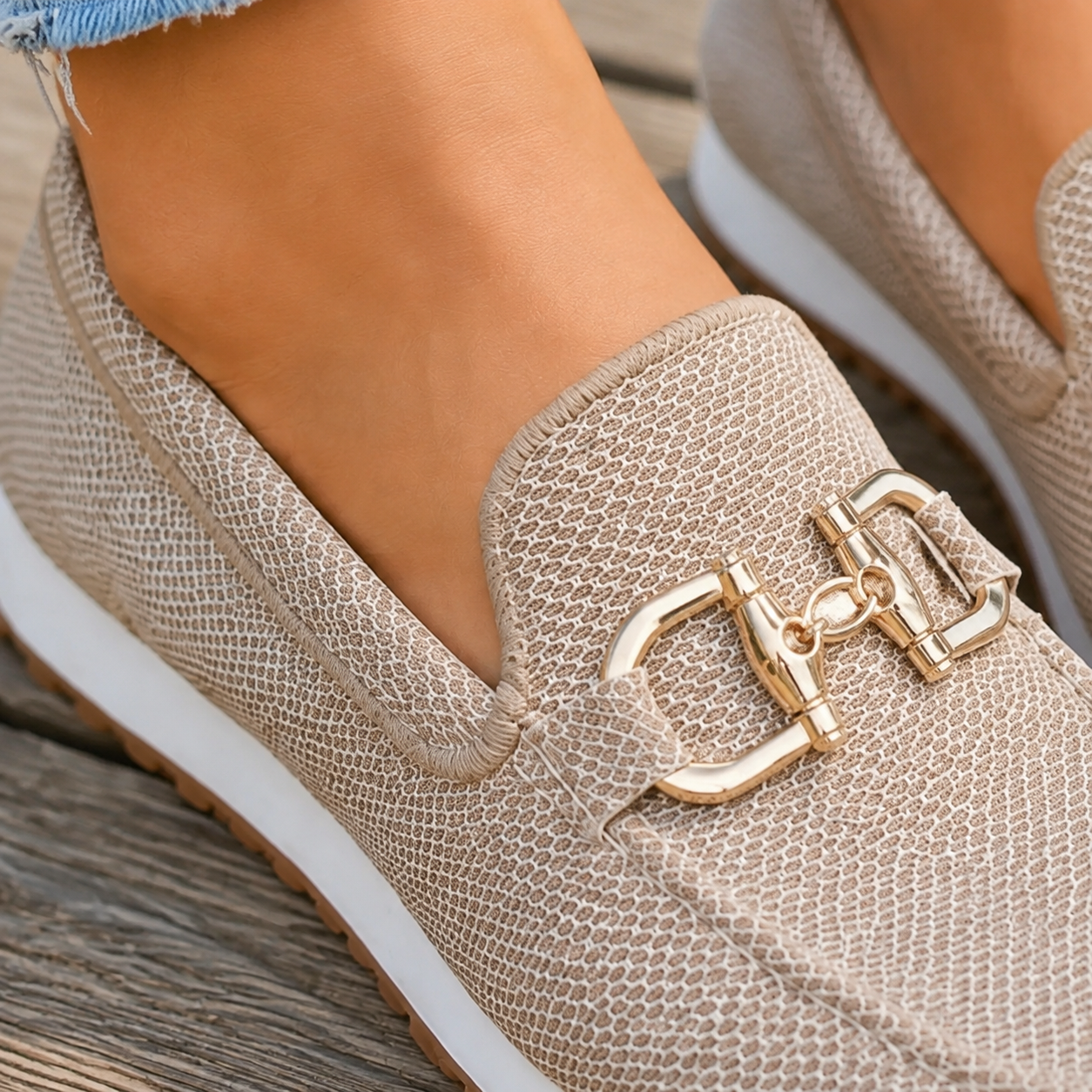 Priscilla | Sneakers Beige Slip-On Med Gulddetalje til Kvinder