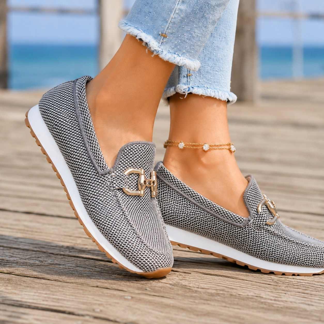 Priscilla | Sneakers Beige Slip-On Med Gulddetalje til Kvinder
