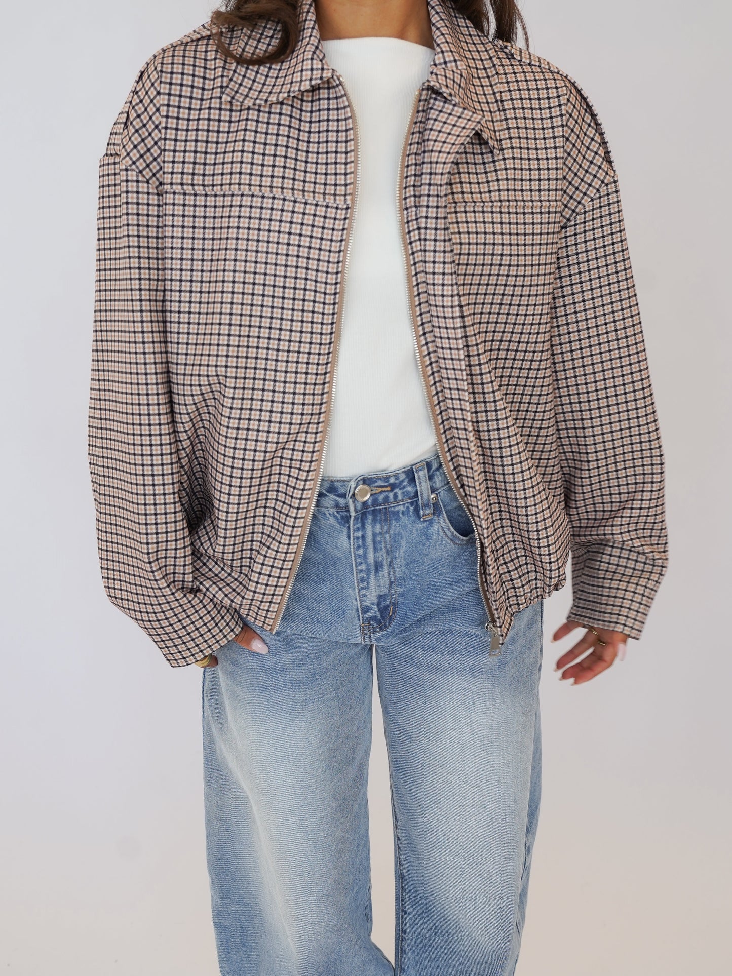Tilde | Kortjakke Beige Ternet Oversized med Lynlås til Kvinder
