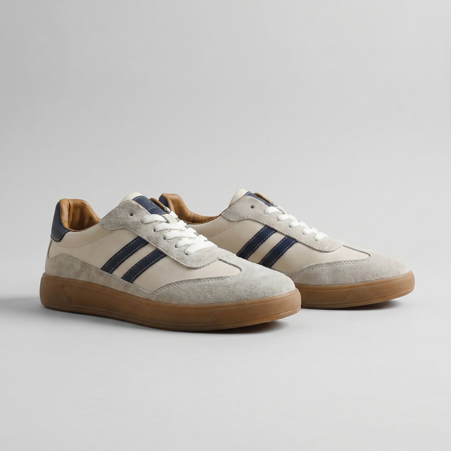 Renata | Sneakers Cremehvid Ruskind Retro Snørebånd til Kvinder