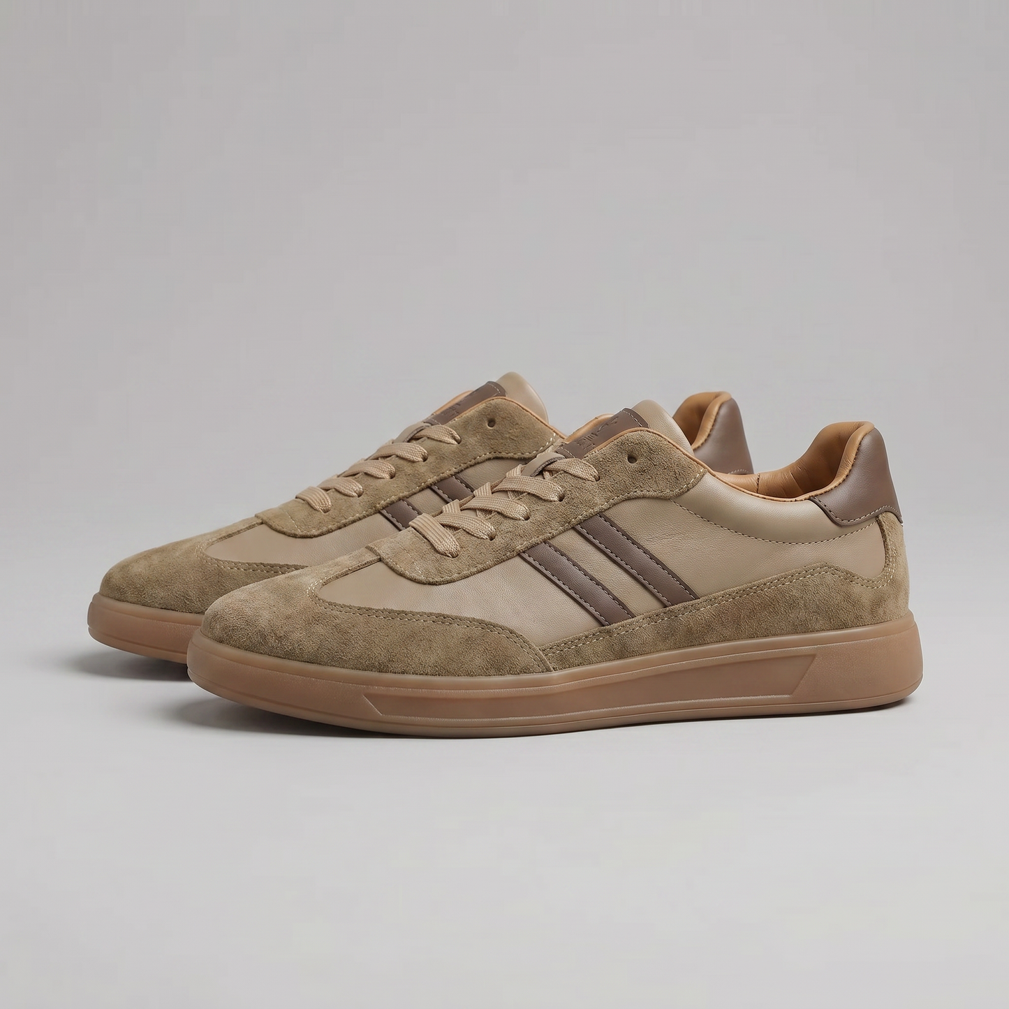 Renata | Sneakers Cremehvid Ruskind Retro Snørebånd til Kvinder